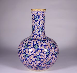 A FAMILLE ROSE GOLD DECORATED VASE