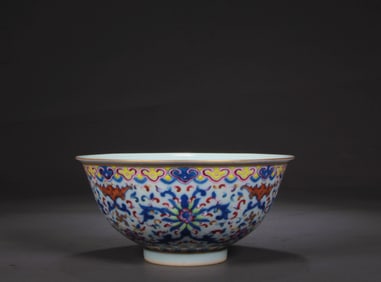 A BLUE AND WHITE FAMILLE ROSE BOWL