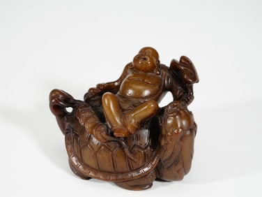 A JADE TURTLE ORNAMENT