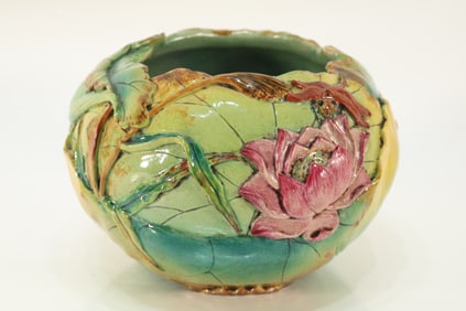 Famille Rose Lotus Flower and Insent Pattern Lotus Flower Shape Porcelain Pot