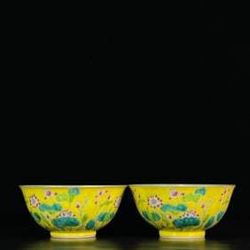 Pair of Yellow Base Enamel Drawing Lotus Flower Pattern Porcelain Bowl