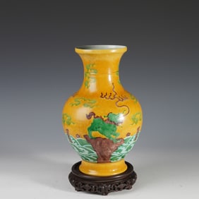 Sancai Lion Pattern Porcelain Vase