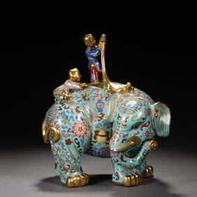 Turquoise Green Glazed Famille Rose Flower Pattern Elephant Shape Porcelain Ornament