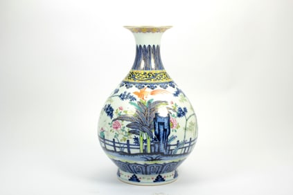 A DOUCAI 'FLORAL AND BIRD'VASE,YUHUCHUN