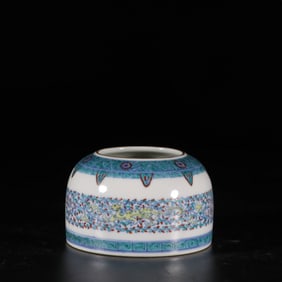 A DOUCAI GOLD DECORATED WATERPOT