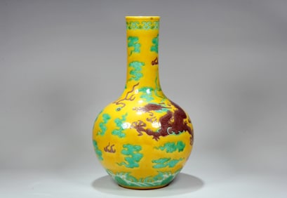 A YELLOW BASED SANCAI 'DRAGON'VASE, TIANQIUPING
