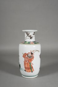 A WUCAI 'FIGURAL'MALLET VASE