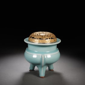 Ru Ware Porcelain Pot and Gilt Bronze Carved Flower Pattern Lid