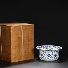 Blue and White Flower Pattern Porcelain Pot