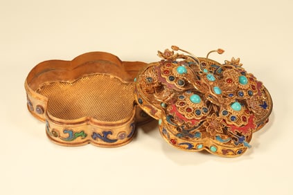 Gilt Silver Inlaid Gem Stone Carved Flower with Butterfly Pattern Lid Box