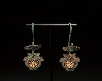 Pair of Silver Carved Flower Pattern Earring