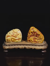 Pair of Shoushan Tianhuang Carved Dragon Pattern Ornament