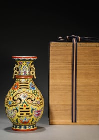An Enamel Painted Floral Pattern Vase