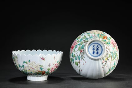 A Porcelain Famille-Rose Lobed Bowl