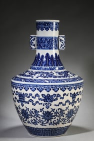 A Porcelain Blue and White Interlock Branches Arrow Vase