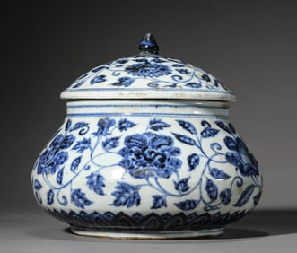 A Porcelain Blue and White Interlock Branches Jar and Cover