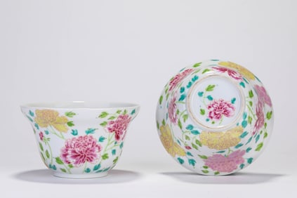 A Pair of Porcelain Fmaille-Rose Floral Theme Bowl
