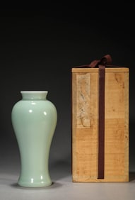 A Porcelain Celadon-Glazed Vase