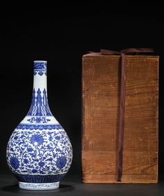 A Porcelain Blue and White Interlock Branches Vase