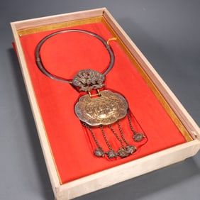 Gilt Silver Carved Flower and Character Story Pattern Lock