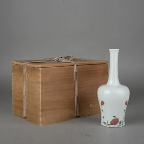 Wucai Flower Pattern Porcelain Vase