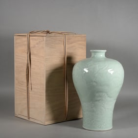 Bean Green Glazed Carved Dragon Pattern Porcelain Vase