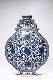 A Porcelain Blue and White Interlock Branches Vase