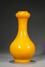 A Yellow Glass Garlic Mouth Vase