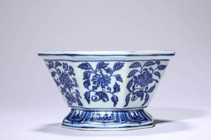 A Porcelain Blue and White Jardiniere