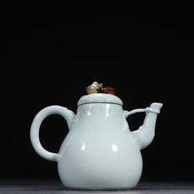 Light Grey Glazed Carved Flower Pattern Porcelain Pot