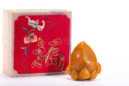 Shoushan Tianhuang Carved Peach Shape Ornament