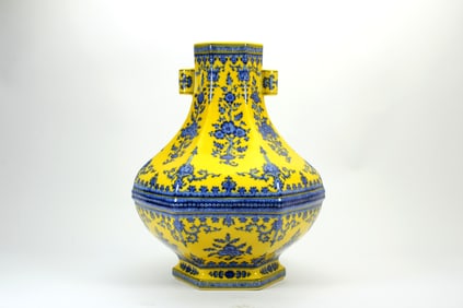 A RED BASED BLUE AND WHITE VASE,ZUN