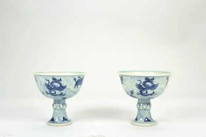 A PAIR OF BLUE AND WHITE STEM CUPS