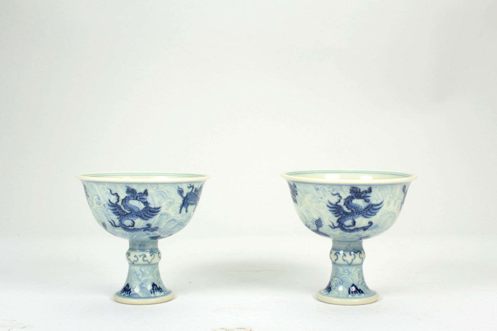 A PAIR OF BLUE AND WHITE STEM CUPS: A PAIR OF BLUE AND WHITE STEM CUPS H?7.5CM?D?8.2CM