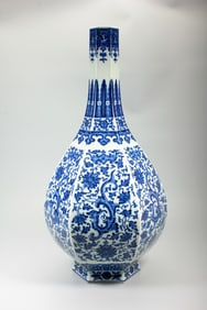 A BLUE AND WHITE 'DRAGON AND LOTUS'VASE