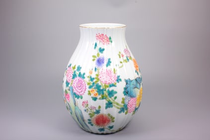 A FAMILLE ROSE 'CHRYSANTHÈME'LODED VASE,ZUN