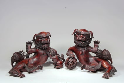 A PAIR OF EAGLE WOOD LIONS