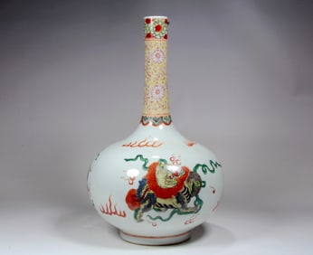 A WUCAI 'LION'VASE