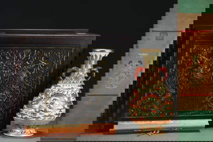 A MING XUANDE PERIOD RED AND GREEN 'DRAGON'VASE