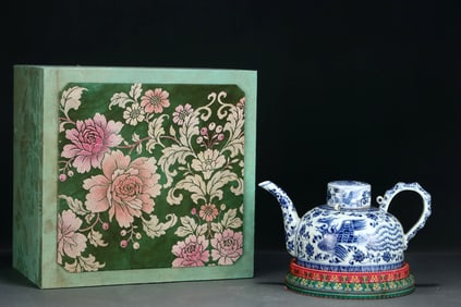 A MING XUANDE PERIOD BLUE AND WHITE 'LOTUS'EWER