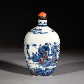 A RED GLAZED BLUE AND WHITE 'FIGURAL'SNUFF BOTTLE