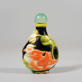 A GLASS 'LOTUS POND AND MADARIN DUCKS'SNUFF BOTTLE