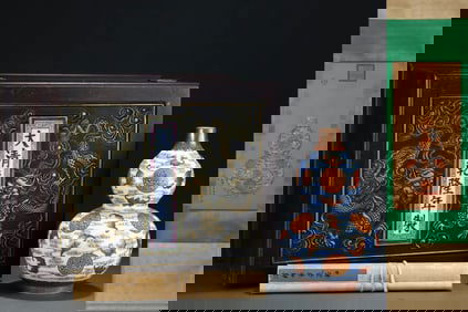 A QING QIANLONG IRON RED GOLD 'BATS'GOURDD VASE