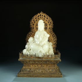 A HETIAN JADE GUANYIN ORNAMENT WITH SILVER BASE