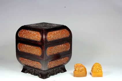 TWO A TIANHUANG STONE SEALS AND A BOX