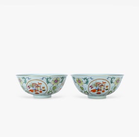 A QING DAOGUANG PAIR OF FAMILLE ROSE 'LOTUS'BOWLS