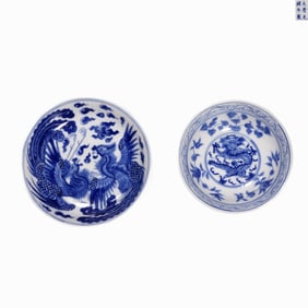 A PAIR OF  BLUE AND WHITE 'DRAGON AND PHOENIX'DISHES