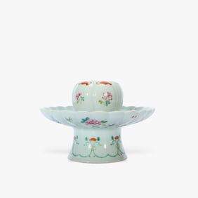 A QING QIANLONG MARK FAMILLE ROSE 'BATS'CUP