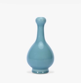 A QING QIANLONG MARK CELADON GARLIC SHAPE VASE