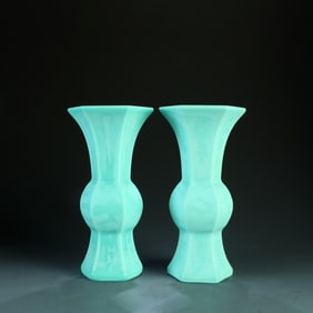 A QIANLONG MARK PAIR OF TURQUOISE GLASS VASES,HU